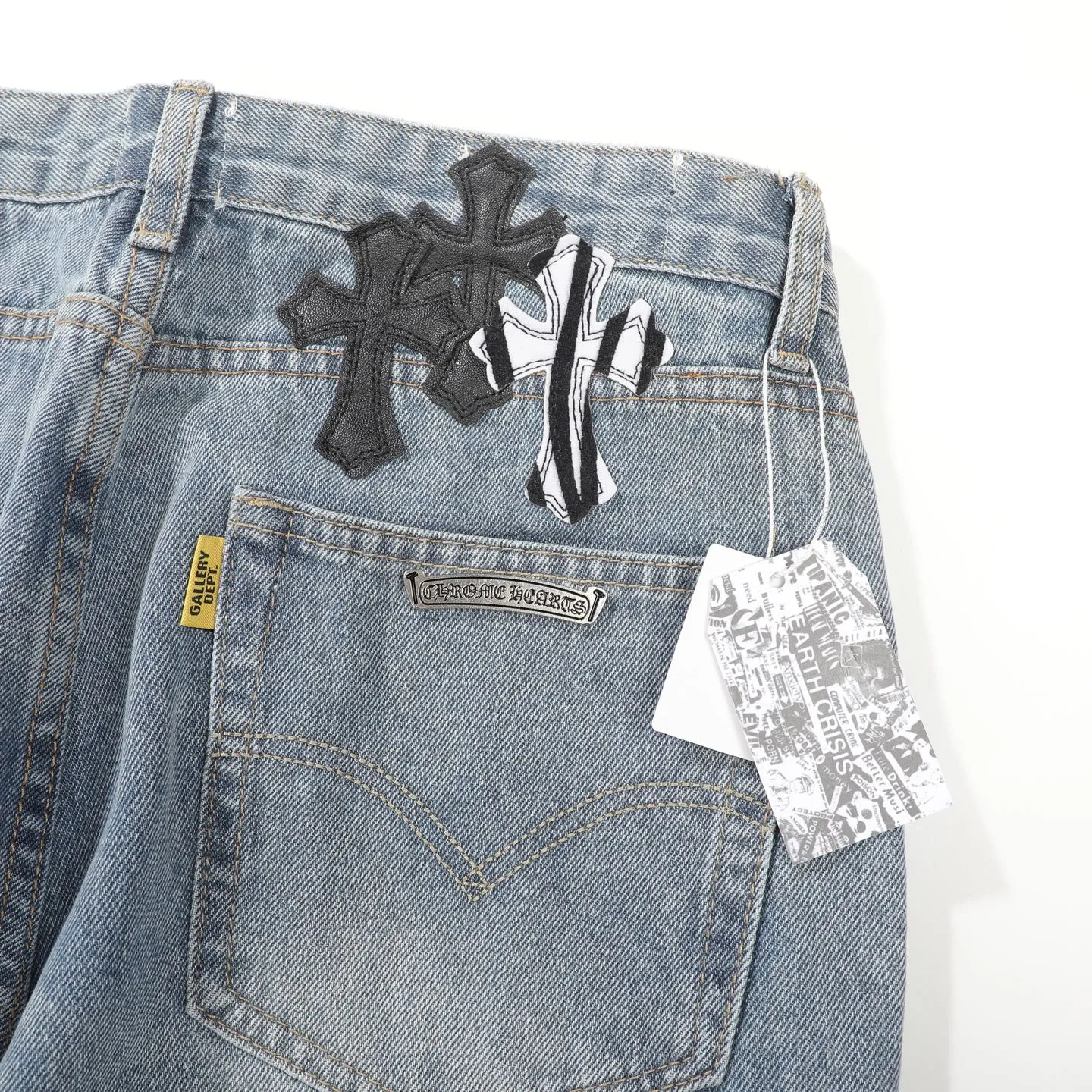 P280 CH Chromehearts zebra black and white cross patch patchwork jeans, priced at 34W level, patchwork cross pattern embellishment, washed jeans! ! An absolutely high-end luxury product, a 1.9W-level god-level single product, a super popular product, made by top heavy industry, a magic weapon that cannot be missed! [About Zangyin] This is an extremely luxurious fashion brand that can also be called the aristocracy of the high street. It has always been an exclusive brand for some hipsters or rich second generations. Compared with ordinary high streets, it is more luxurious and noble. Compared with luxury brands, it is more fashionable and individual. It has always been a brand that I have a special liking for. [Top heavy industry fashion design] Consistently high-street luxury style. Speaking of this style, the Zangyin family and GU family are definitely the leading representative brands. Especially the Zangyin family has really achieved a state-of-the-art effect in creating high-street style. The unique washed material is used to create this style. The color system is already quite eye-catching. After it is decorated with patchwork cross flowers, it cleverly highlights the charm of the brand. Secondly, this style uses classic The high-waist cutting design highlights the long legs and fashionable temperament of the upper body. The brand is highly recognizable and the slim fit configuration is more suitable for daily wear. It is a product that interprets personality, fashion, and specifications at a glance. This single product is enough to make any fan excited. It can be a white T-shirt for a youthful college style, or a tight suspender for a royal style. It has strong matching ability and can be easily controlled by men.  [Materials and craftsmanship] Needless to say, this point goes without saying. As an excellent craftsman brand, Zangyin’s requirements for details and craftsmanship are really perfect. The washed color of this model has gone through so many processes, not to mention the embellishment of denim appliques. It is also purely hand-made and sewn. Just like what they believe in, only hand-made things have soul and have the meaning of wear. A top-notch heavy-duty fashionable denim item, I look forward to your perfect interpretation! !  Color: blue Size: 28-36